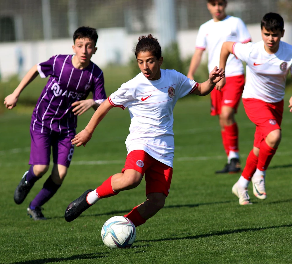 ANTALYASPOR U14 DURDURULAMIYOR.. 19 MAÇIN HEPSİNİ KAZANDI