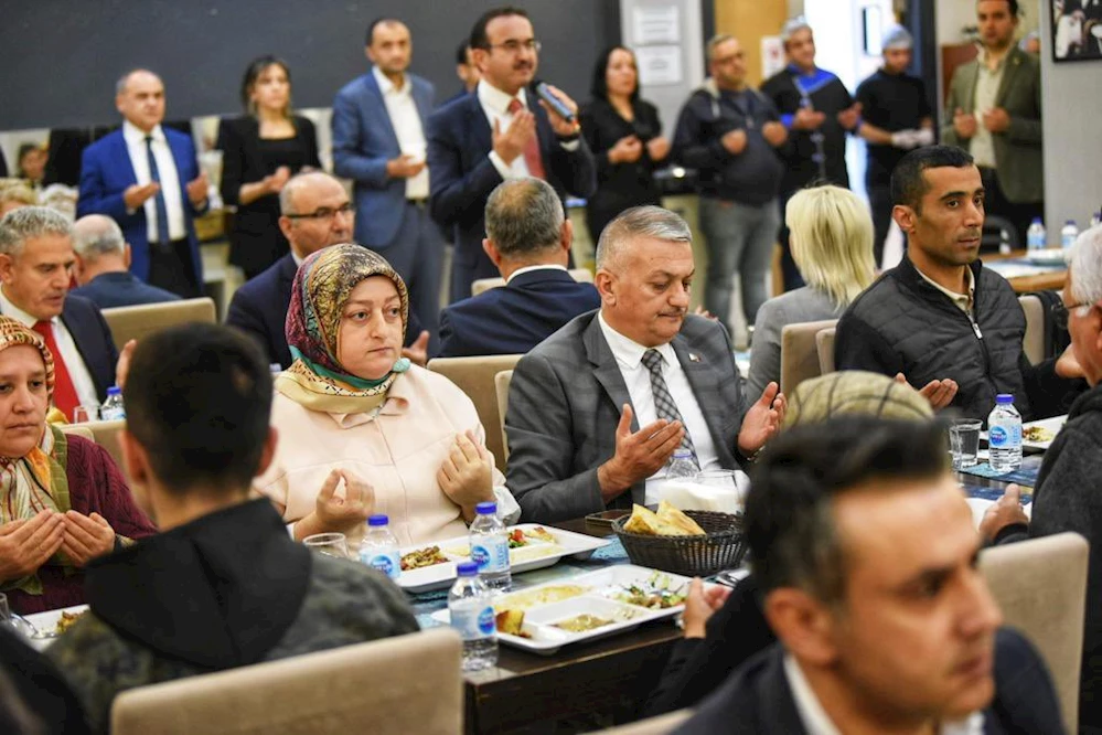 VALİ ERSİN YAZICI VE EŞİ VATANDAŞLARLA İFTAR YAPTI