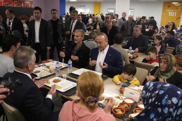 ÇAVUŞOĞLU İFTARINI ANTALYA’DA DEPREMZEDELERLE BİRLİKTE YAPTI